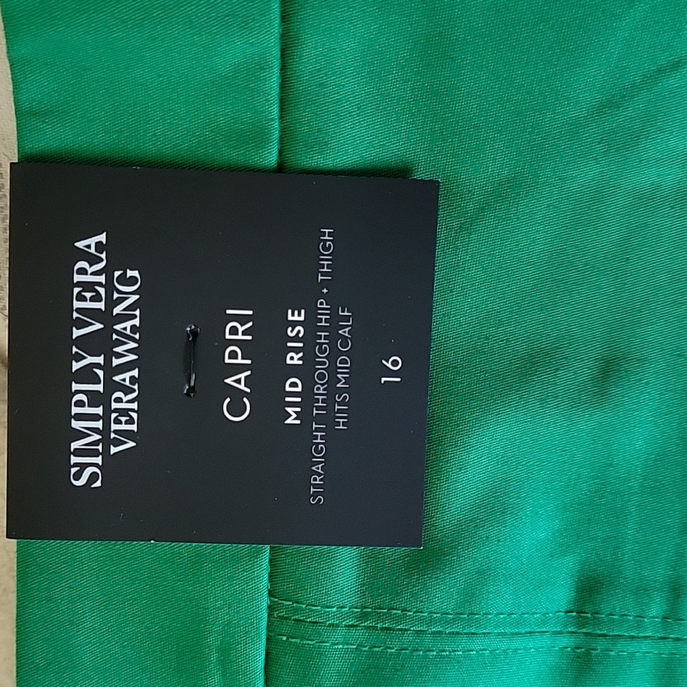 Simply Vera green polished twill mid rise capris. - Picture 2 of 6